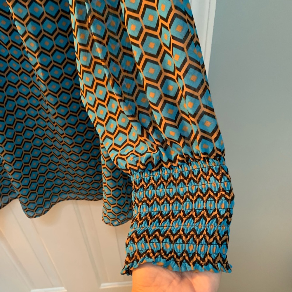 Calvin Klein Blouse you don’t want to pass up - Picture 4 of 9